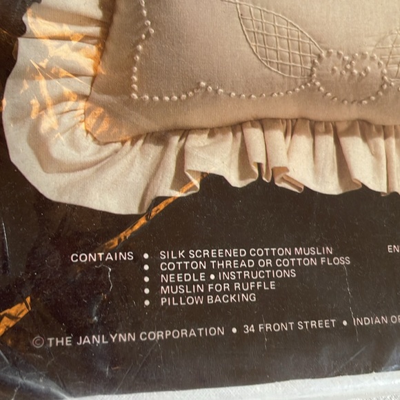 Charmin Candlewicking pillow kit, 05-28 Couched Trellis, 14" x 14" - Picture 3 of 5